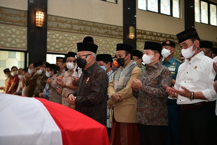 Wakil Presiden Ma'ruf Amin menjadi imam salat jenazah Menteri Pendayagunaan Aparatur Negara dan Reformasi Birokrasi Tjahjo Kumolo di Kantor Kemenpan RB, Jakarta, Jumat (1/7/2022).