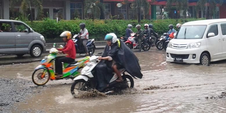 Kondisi jalan berlubang di Jalan Siliwangi, depan Pamulang Square, sangat membahayakan bagi pengguna jalan, Senin (17/3/2014).