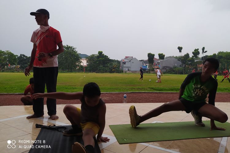 Anak-anak usia sekolah dasar hingga menengah atas siswa Eduard Atletik Club (EAC) berlatih atletik di GOR Ciracas, Jakarta Timur. Foto diambil pada Selasa, 16 Maret 2021.
