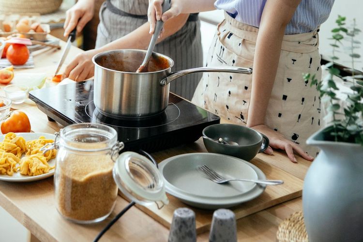 10 Kebiasaan yang Bikin Meja Dapur Rapi Selama Masak