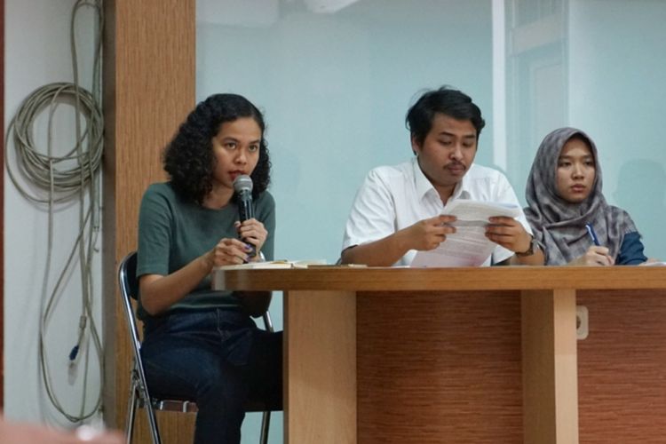 Anggota Divisi Hukum dan Monitoring Peradilan Indonesia Corruption Watch (ICW) Lalola Easter (paling kiri) dalam sebuah diskusi terkait RKUHP, di kantor Indonesia Corruption Watch (ICW), Jakarta Selatan, Minggu (10/6/2018). 