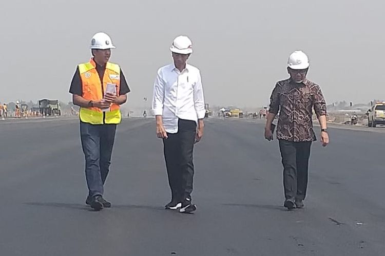 Presiden Joko Widodo, Jumat (21/6/2019) pagi, blusukan ke proyek pengerjaan runway di Bandar Udara Internasional Soekarno-Hatta.   Yang menarik dari blusukannya kali ini adalah, hari ini merupakan hari ulang tahun ke-58 dari Presiden Jokowi. 