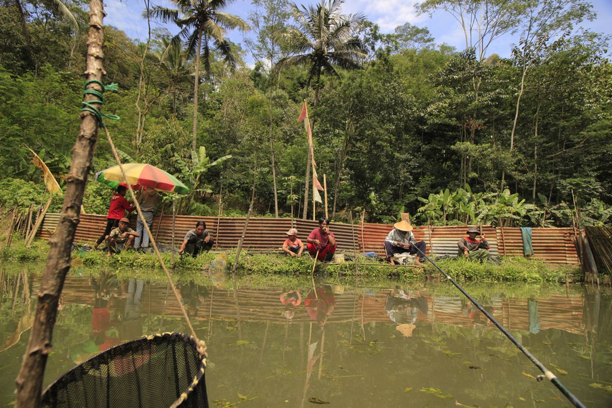 Ilustrasi memancing bersama. Memperingati hari jadi Purwakarta, Pemerintah Kabupaten Purwakarta, Jawa Barat menggelar mancing dan gubyag balong (menangkap ikan bersama-sama di empang) secara serentak di empat lokasi, Minggu (31/7/2022)