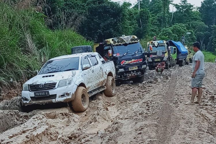 Kendaraan yang terjebak kemacetan dirias jalan trans Papua Barat, Mameh, Distrik Tahota, Kabupaten Manokwari Selatan. 