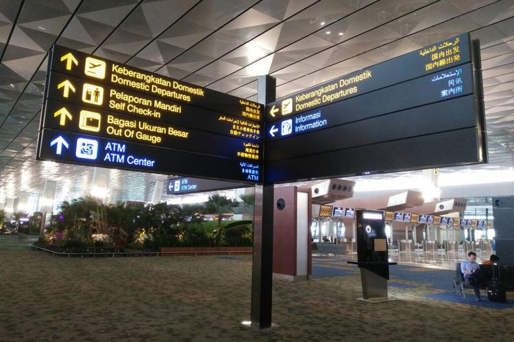 Papan petunjuk di Terminal 3 Ultimate, Bandara Internasional Soekarni-Hatta tertulis dalam 5 bahasa untuk memudahkan penumpang, Kamis (27/04/2017).