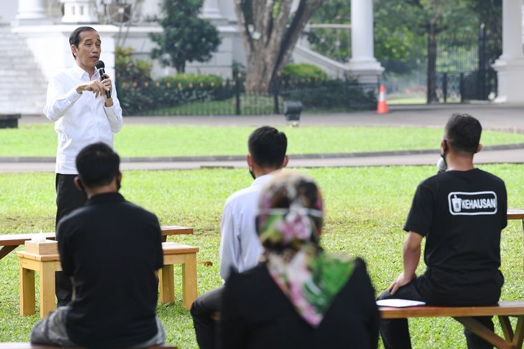 Presiden Joko Widodo menyampaikan pengarahan saat pemberian bantuan modal kerja di halaman Istana Kepresidenan Bogor, Jawa Barat, Jumat (24/7/2020). Presiden menyerahkan bantuan kepada pedagang kecil dan mikro yang terdampak pandemi COVID-19 sebesar Rp2,4 juta untuk modal kerja dan usaha. ANTARA FOTO/Hafidz Mubarak A/pool/wsj.