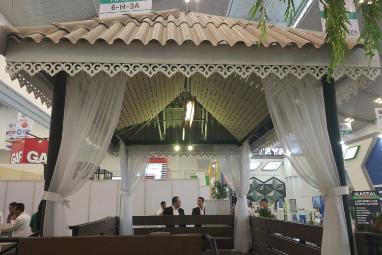 Saung yang dibangun menggunakan produk Shera dari Thailand. Gambar diambil saat pameran Indobuildtech di Indonesia Convention and Exhibition (ICE) BSD City, Tangerang, Rabu (17/5/2017). 