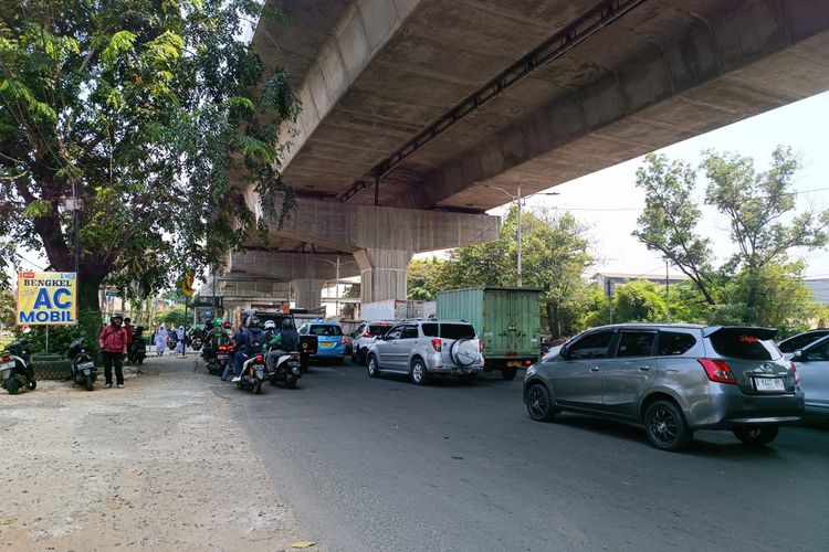 Lokasi sebuah truk menjadi korban bajing loncat di Jalan Raya Bekasi KM 21 arah Pulogadung, Rawa Terate, Cakung, Jakarta Timur pada Minggu (30/7/2023).