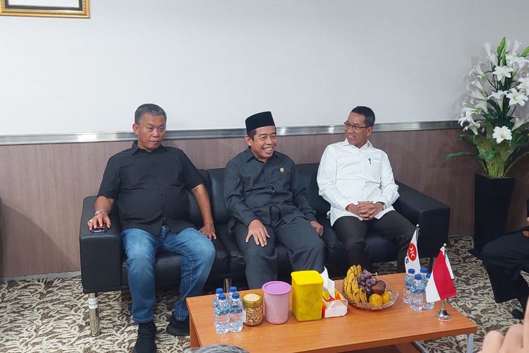 Penjabat Gubernur DKI Jakarta Heru Budi Hartono (kanan) didampingi Ketua DPRD DKI Prasetyo Edi Marsudi (kiri) mendatangi ruangan Wakil Ketua DPRD DKI yang berasal dari fraksi PKS, yakni Khoirudin (tengah), di Gedung DPRD DKI Jakarta, Senin (19/12/2022). 