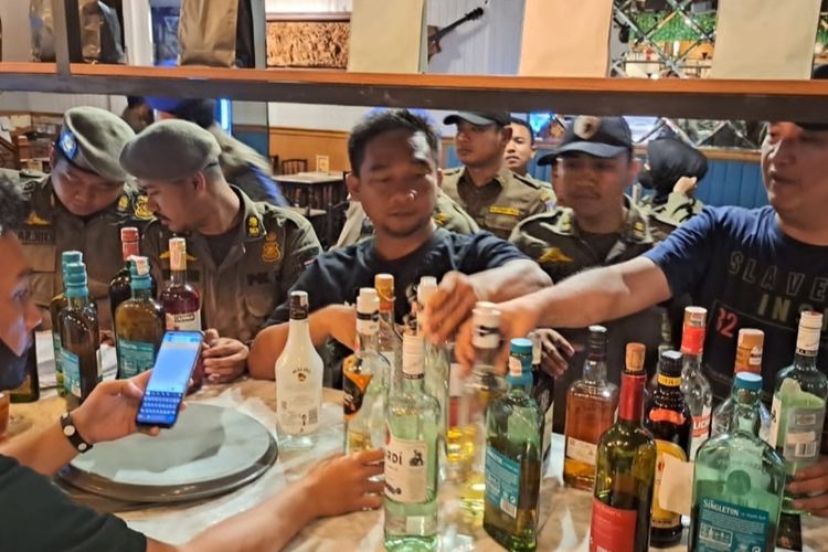 Satuan Polisi Pamong Praja (Satpol PP) Kota Tangerang Selatan merazia sejumlah kafe dan toko jamu di wilayah Serpong dan Setu pada Jumat (10/2/2023) malam. Sebanyak 187 botol miras berbagai merek disita.