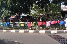 Jemuran Pakaian Hiasi Pagar Taman di Manggarai
