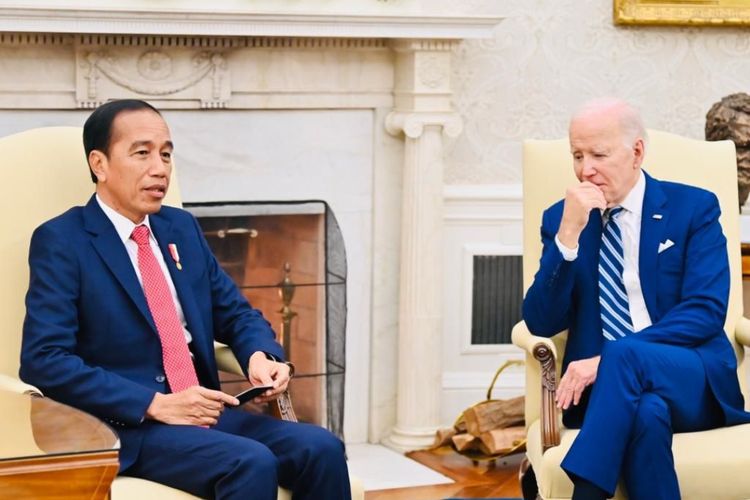 Presiden Amerika Serikat Joe Biden saat mendengarkan Presiden Joko Widodo menyampaikan pesan soal situasi di Gaza ketika bertemu di Gedung Putih, Washington DC, pada Senin (13/11/2023) waktu setempat atau Selasa (14/11/2023) waktu Indonesia. 