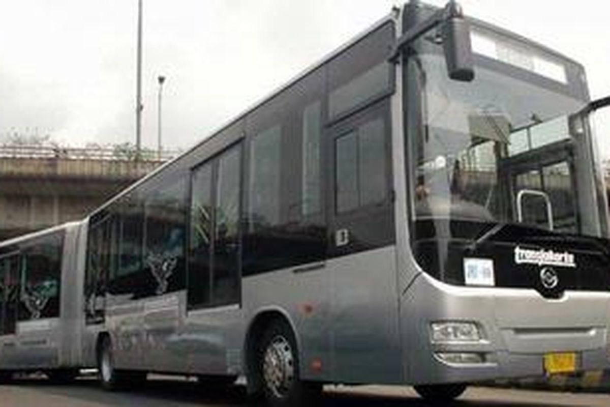 Sebuah bus Transjarta melintas keluar dari Terminal Kampung Melayu, Jakarta.