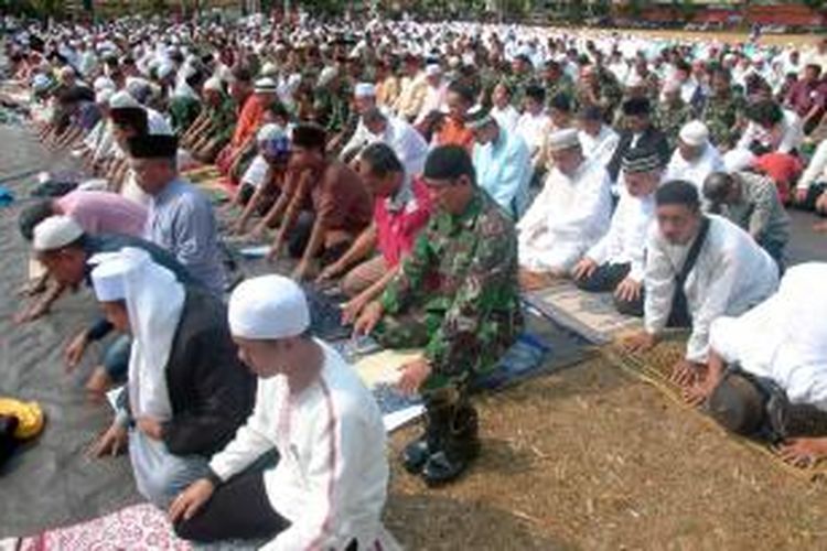 Ratusan warga Kota Bogor mengikuti shalat Istisqa berjamaah di Lapangan Sempur, Jumat (24/7/2015). Pelaksanaan shalat ini dilaksanakan karena masyarakat mengalami kekeringan dan kesulitan air bersih. K97-14