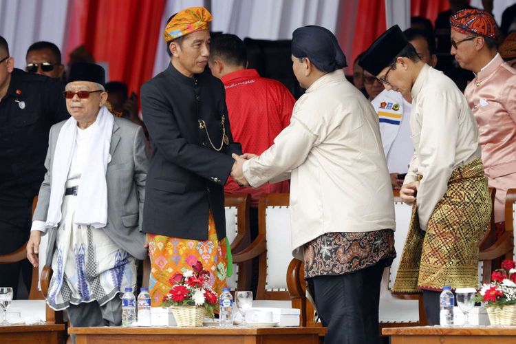 Pasangan Capres-Cawapres nomor urut 1 Joko Widodo (kedua dari kiri)-Maaruf Amin (kiri) dan nomor urut 2 Prabowo Subianto (kedua dari kanan)-Sandiaga Uno pada Deklarasi Kampanye Damai dan Berintegritas di Kawasan Monas, Jakarta, Minggu (23/9/2018). Deklarasi tersebut bertujuan untuk memerangi hoaks, ujaran kebencian dan politisasi SARA agar terciptanya suasana damai selama penyelenggaraan Pilpres 2019.