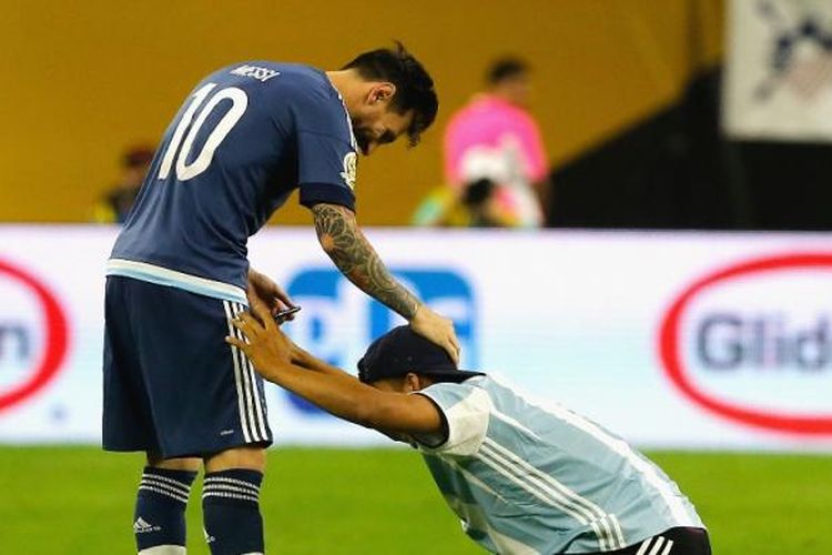Seorang suporter bersimpuh di depan Lionel Messi setelah pertandingan antara Argentina dan Amerika Serikat pada semifinal Copa America di NRG Stadium, Houston, Rabu (22/6/2016) pagi WIB.