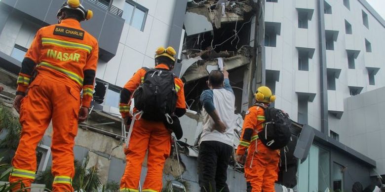 Hari kedua evakuasi korban gempa di Sulawesi Barat