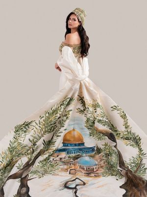 Gaun Nadeen Ayoub, Miss Universe Palestina 2025 penuh dengan makna. Memadukan tatreez hingga lukisan Masjid Al-Aqsa dan Gereja Makam Kudus.
