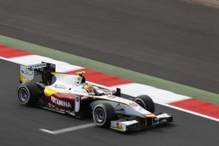 Pebalap Campos Racing asal Indonesia, Rio Haryanto, memacu mobilnya pada sesi latihan GP2 Inggris di Sirkuit Silverstone, Jumat (3/7/2015).