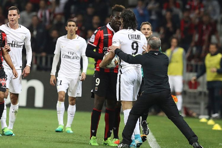 Mario Balotelli terlibat friksi dengan Edinson Cavani saat Nice menjamu Paris Saint-Germain di Allianz Riviera, Minggu (30/4/2017). 