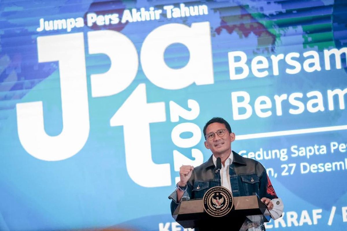 Menteri Pariwisata dan Ekonomi Kreatif (Menparekraf) Sandiaga Uno saat menghadiri Jumpa Pers Akhir Tahun 2021 di Gedung Sapta Pesona, Kementerian Pariwisata dan Ekonomi Kreatif, Jakarta, Senin (27/12/2021).