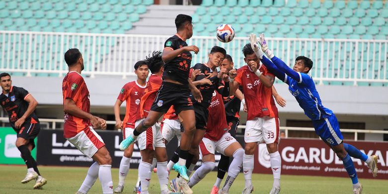 Momen duel perebutan bola dalam laga Championship 2025-2026 Garudayaksa FC vs Sumsel United di Stadion Pakansari, Bogor, Jumat (7/11/2025). 
