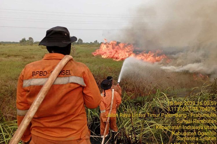 Petugas dari BPBD Sumatera Selatan masih melakukan proses pemadaman terkait kebakaran lahan yang berlangsung di Kabupaten Ogan Ilir.