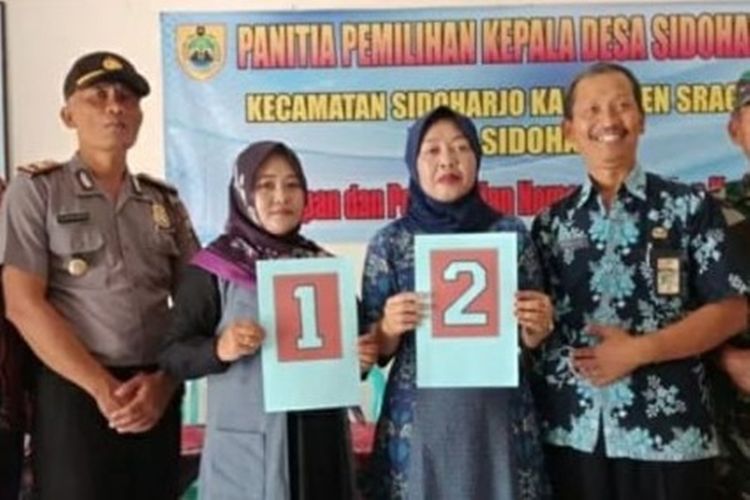 Titik Saptawati dan anak pertamanya Lilik Anes Ambarwati menghadiri pengundian nomor urut Pilkades Desa Sidoharjo, Sragen, Jawa Tengah.