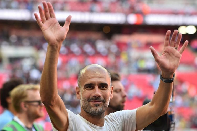 Pelatih Manchester City, Pep Guardiola, merayakan kemenangan timnya atas Chelsea dalam laga Community Shield di Stadion Wembley, London, Inggris pada 5 Agustus 2018.
