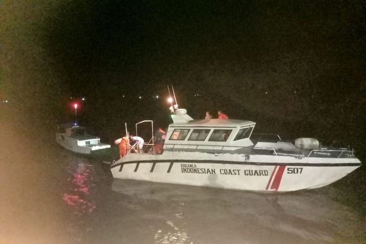 Kapal Bakamla saat mengevakuasi longboat yang terombang-ambing di Perairan Tual, Maluku, Minggu (5/12/2021). 