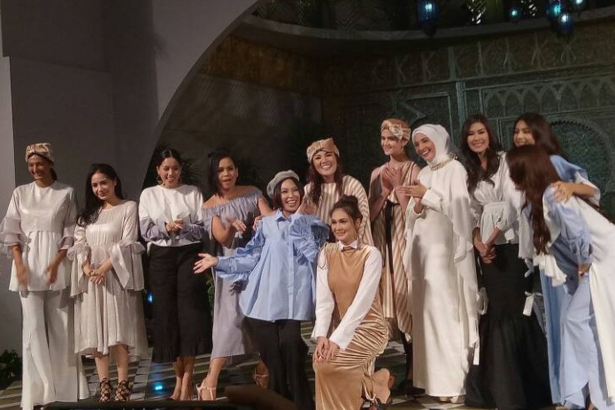 Ayu Dewi, Luna Maya dan para artis yang menjadi model diabadikan usai fashion show peluncuran Luna Habit x Ayu Dewi Capsule, di Senayan City Mall, Jakarta Selatan, Jumat (9/6/2017).