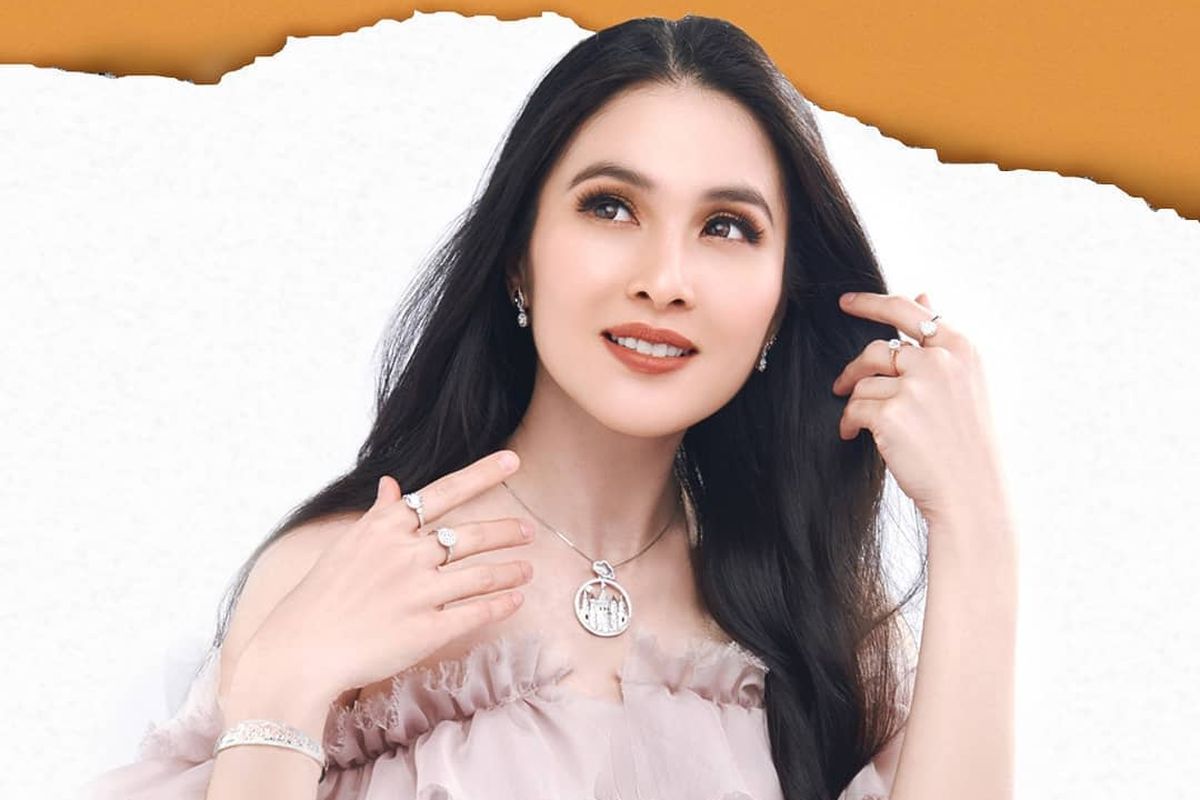 Koleksi Fairy Tale dari Sandra Dewi Gold.