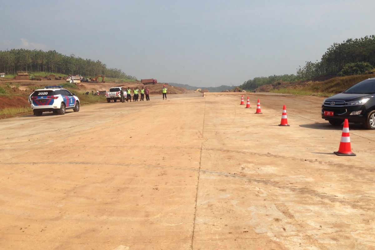 Jalan tol Semarang-Batang seksi 5 Kaliwungu-Krapyak, masih berupa lean concrette setebal 10 cm, Selasa (16/5/2017)