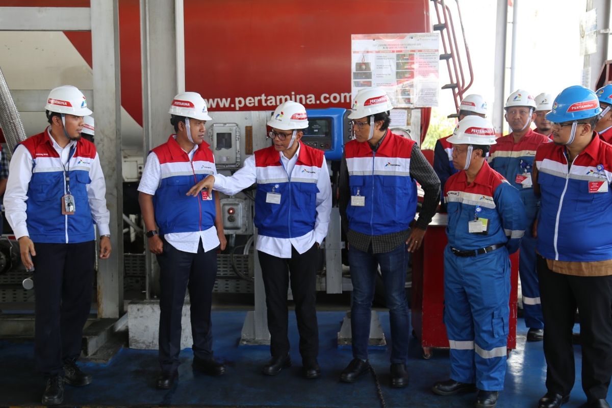 Direktur Keuangan PT Pertamina Pahala Mansury berdialog dengan sopir pengangkut dan pengisi BBM di Pertamina MOR IV, Semarang, Jawa Tengah, Selasa (14/5/2019). Pengecekan sekaligus memastikan keamanan persediaan dan pasokan BBM selama arus mudik dan balik Lebaran 2019. 