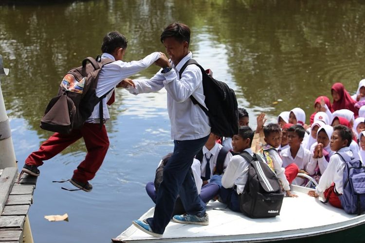 Berjuang sekolah di pedalaman Delta Mahakam, sekolah terpencil tanpa daratan 