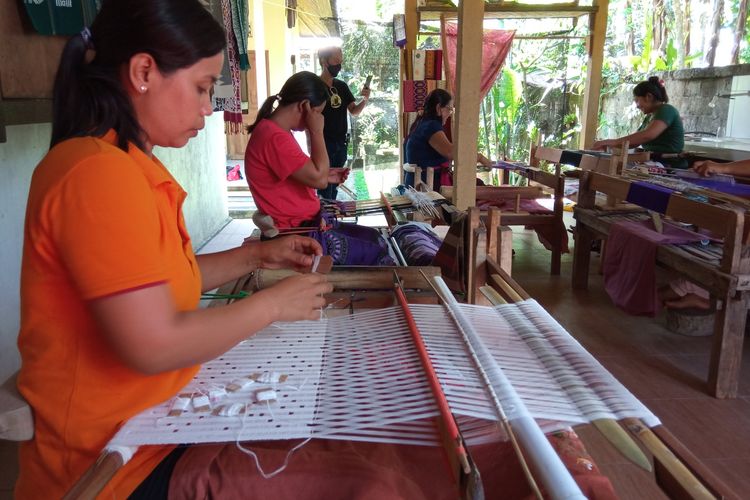 Aktivitas menenun di Dusun Pesalakan, Desa Pejeng Kangin, Tampaksiring, Gianyar, Bali.