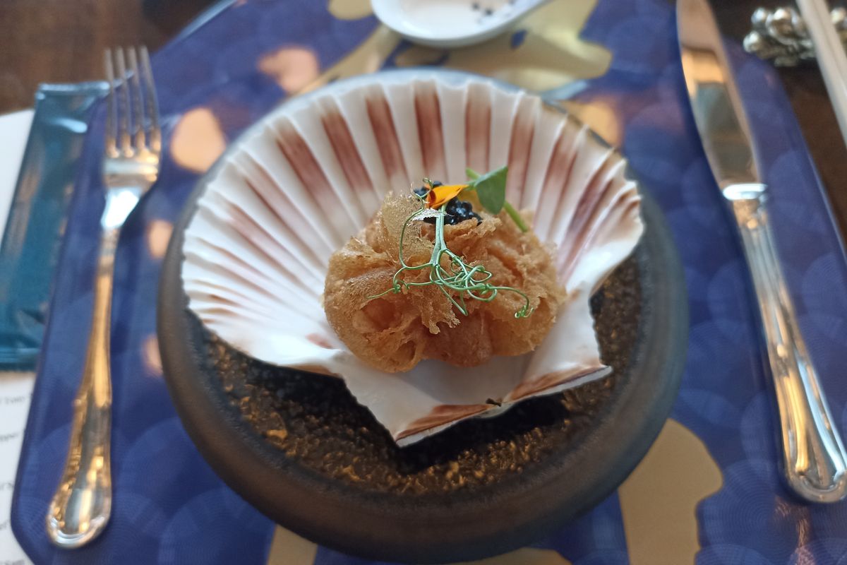 Amuse Bouche berupa Crispy Fried Scalop Topped with Caviar karya Chef Tony Su dalam rangka kolaborasi eksklusif di T'ang Court Jakarta di The Langham Jakarta, Jakarta Selatan, Selasa (30/4/2024).