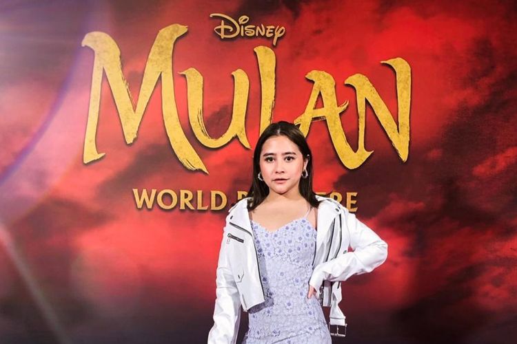 Artis peran Prlly Latuconsina menghadiri pemutaran perdana film produksi Disney, Mulan versi live-action, di Los Angeles, California, pada awal Maret 2020.