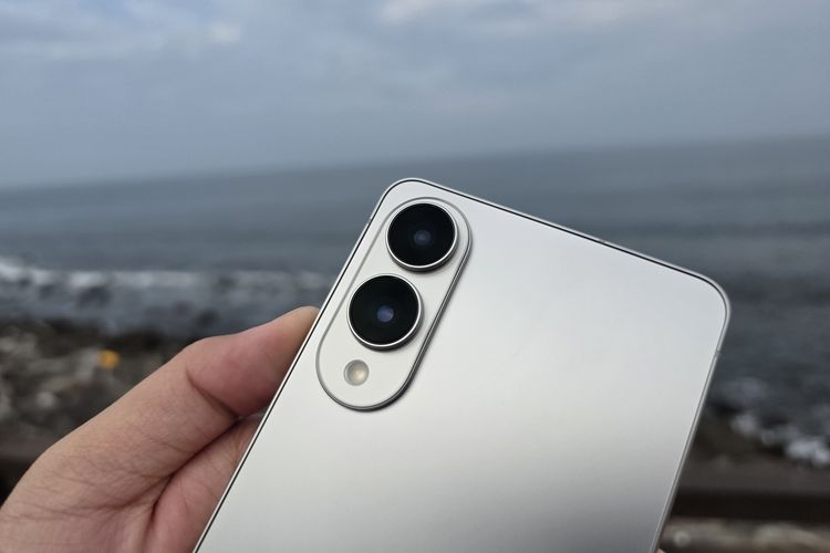 Samsung Galaxy S25 Edge dibekali kamera utama 200 MP dan kamera ultrawide 12 MP.