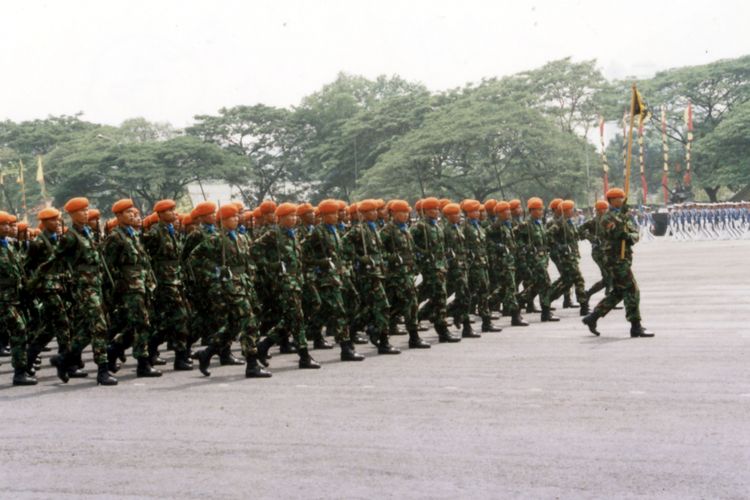 Dengan tegap, anggota Paskhas TNI-AU berbaris melewati mimpbar kehormatan di mana Presiden Soeharto dan Panglima ABRI Jenderal Try Sutrisno berada pada peringatan hari ABRI 5 Oktober 1991.