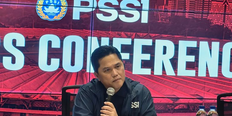 Ketua Umum PSSI, Erick Thohir, berbicara kepada media di sesi konferensi pers di SUGBK, Jakarta, pada Jumat (24/10/2025).