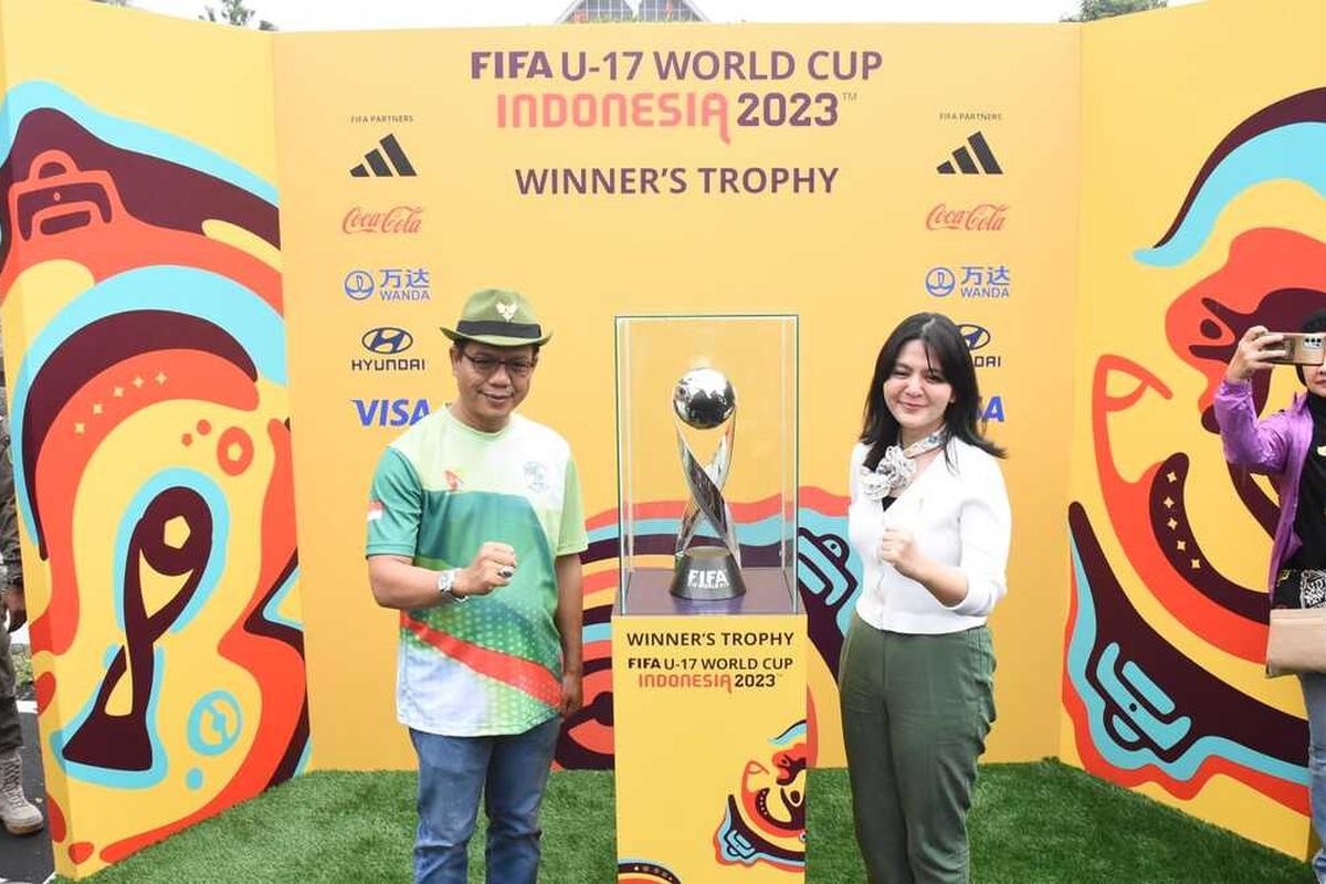 Wakil Ketua Umum PSSI Ratu Tisa dam Bupati Bandung Dadang Supriatna saat menyambut Tropi Piala Dunia U-17 di Soreang, Kabupaten Bandung, Jawa Baray pada Senin (23/10/2023)
