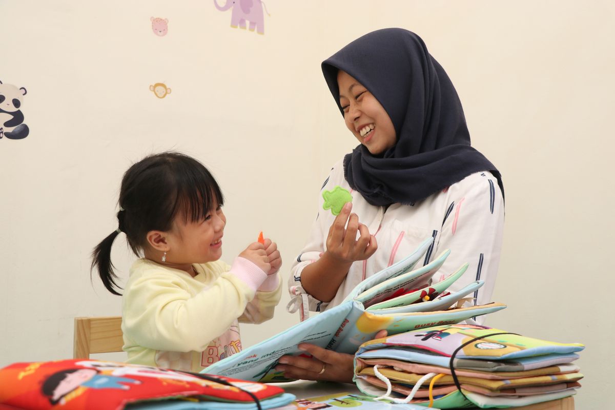 Ilustrasi anak sedang melakukan percakapan bersama orangtua.
