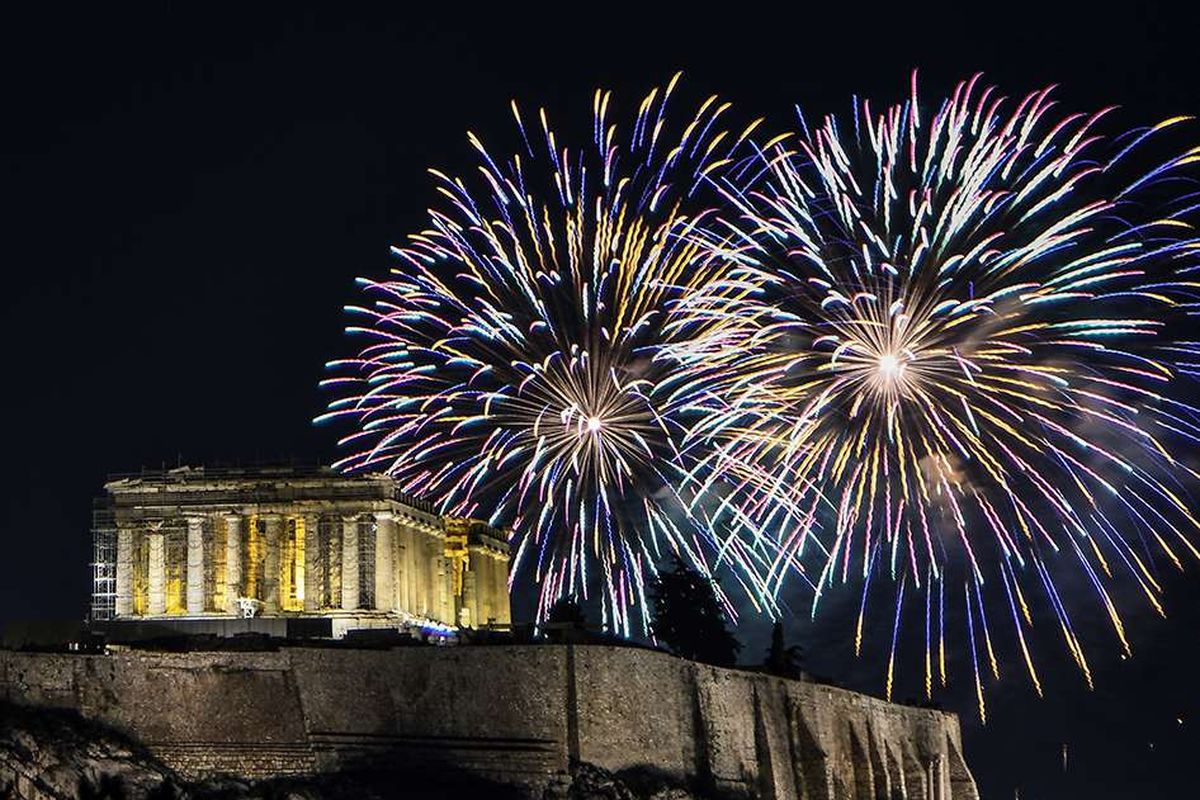 Pertunjukan kembang api malam tahun baru 2020 di atas Akropolis, Yunani, Rabu (1/1/2020). Seperti tahun-tahun sebelumnya, semarak pesta kembang api masih mendominasi perayaan malam pergantian tahun di berbagai belahan dunia.