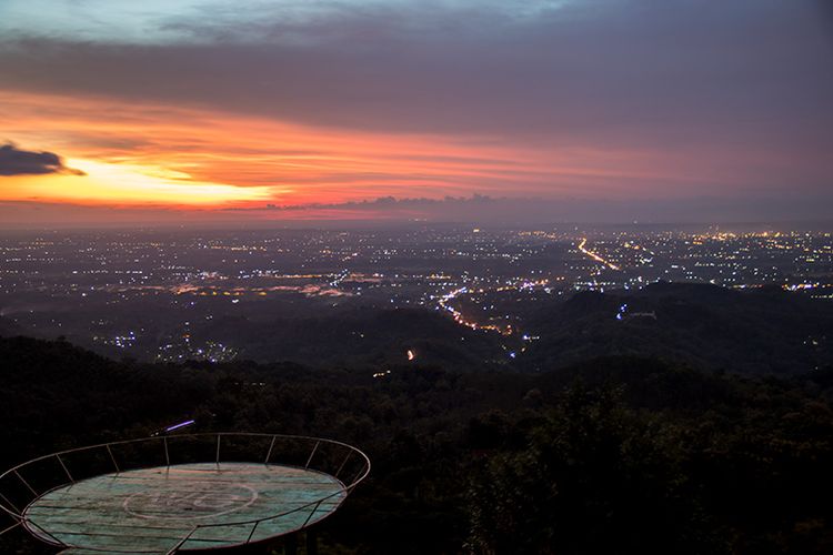 Pesona keindahan Senja menuju malam di Watu Goyang.