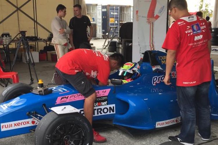 Pebalap Indonesia, Presley Martono, bersiap di dalam mobil saat sesi latihan seri keenam Formula 4 South East Asia (F4 SEA) di Sirkuit Sepang, Malaysia, Jumat (20/1/2017).