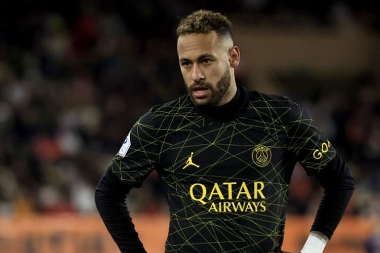 Ekspresi, penyerang Brasil, Neymar, saat membela PSG dalam laga kontra Monaco pada pekan ke-23 Ligue 1 2022-2023 di Stadion Louis II pada 11 Februari 2023. Terkini, aktivitas media sosial Neymar tengah menjadi sorotan.