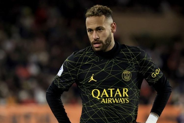 Ekspresi, penyerang Brasil, Neymar, saat membela PSG dalam laga kontra Monaco pada pekan ke-23 Ligue 1 2022-2023 di Stadion Louis II pada 11 Februari 2023. Terkini, Man United dilaporkan ingin mendatangkan Neymar ke Old Trafford.