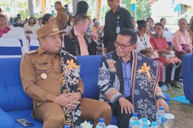 Bupati Sikka, Juventus Prima Yoris Kago dan Ketua KSP Kopdit Pintu Air saat acara peresmian Kantor Pintu Air Cabang Talibura, Senin (6/1/2025).