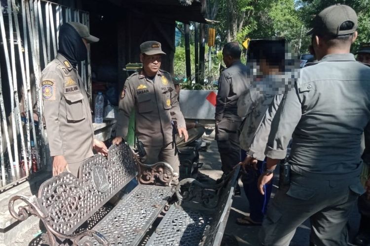 Pencuri Kursi Besi Fasilitas Umum di Surabaya Pakai Ambulans
